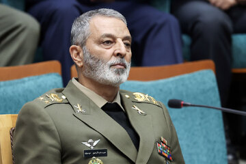 نیروی دریایی ارتش اقتدار ایران را فراتر از مرزهایش به رخ قدرت‌ها کشید/ اقدامات نیروی دریایی ارتش، موجب افزایش عمق راهبردی نظام اسلامی شده است