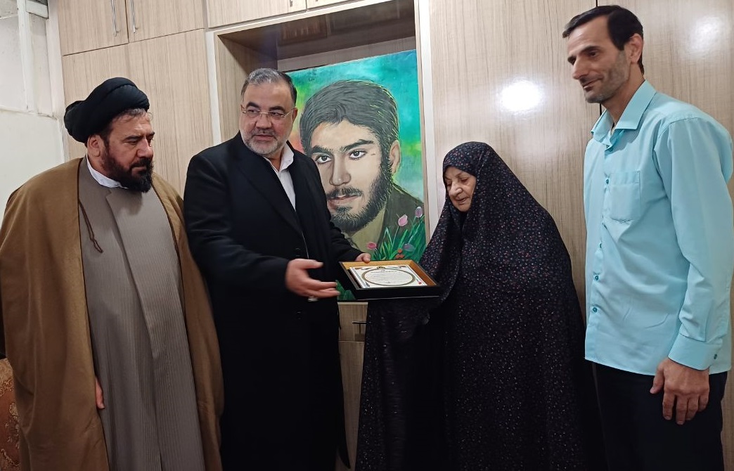 دیدار فرمانده نیروی هوایی ارتش با مادر سرباز شهید سید هاشم طباطبایی مهریزی