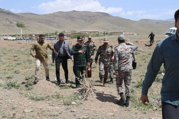بازدید امیر صباحی‌فرد و سردار حاجی‌زاده از مواضع پدافندی نطنز و خنداب