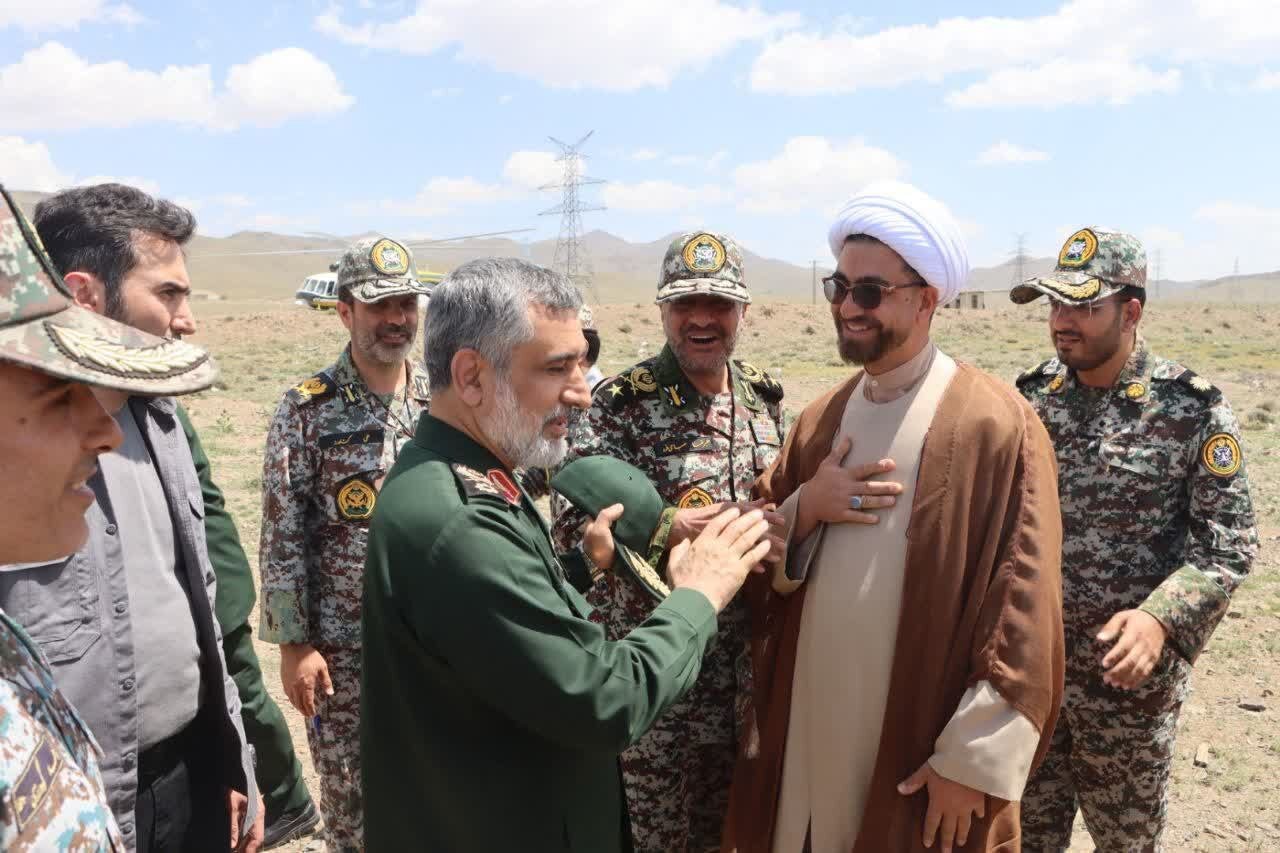 بازدید امیر صباحی‌فرد و سردار حاجی‌زاده از مواضع پدافندی نطنز و خنداب