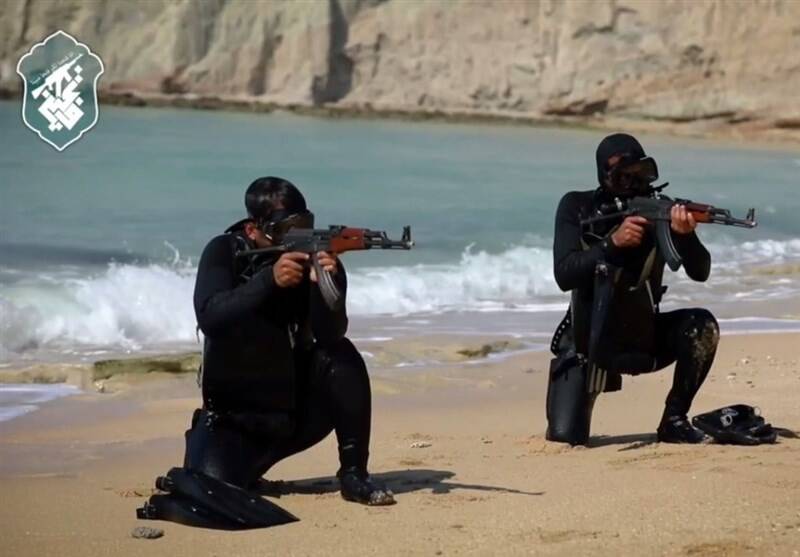 فیلم/ تمرین غواصی رزمی یگان ویژه «فاتحین» در خلیج فارس