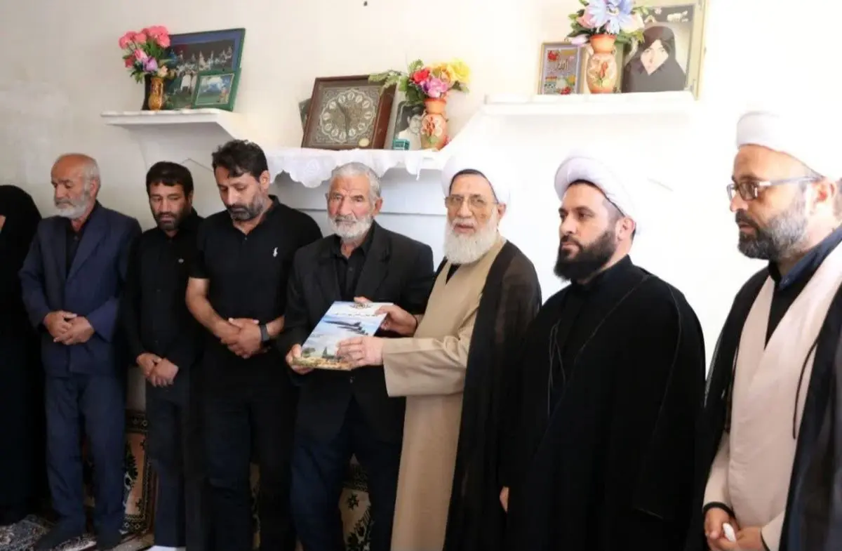 رئیس سازمان عقیدتی سیاسی ارتش با خانواده های شهدای مدافع وطن دیدار کرد