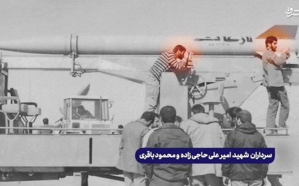 تصویری از شهیدان حاجی‌زاده و باقری در حال آماده سازی راکت
