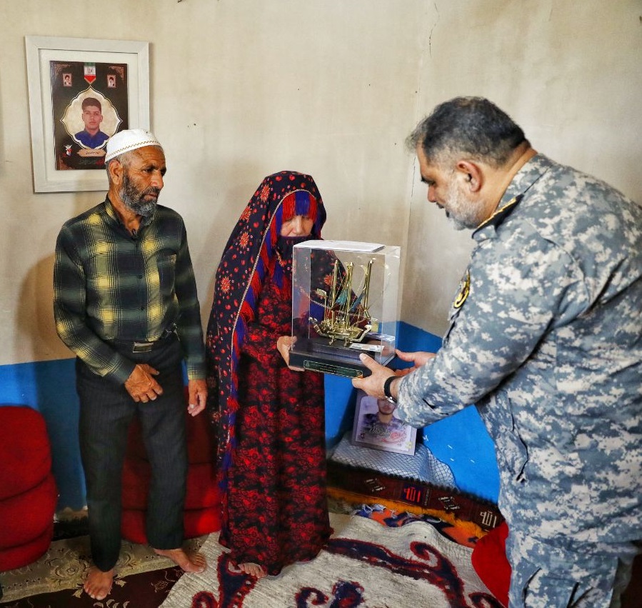 گزارش تصویری از دیدار فرمانده نیروی دریایی ارتش با خانواده شهید ربانی