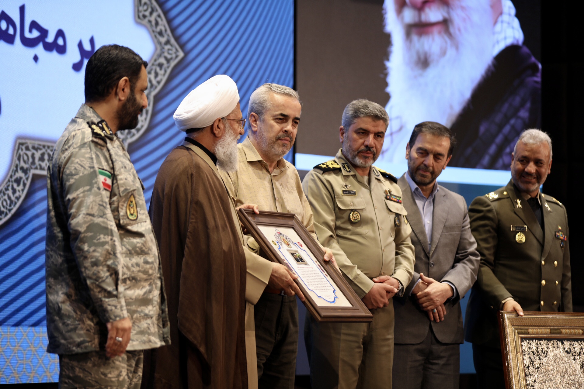 مراسم تقدیر از خبرنگاران در سازمان عقیدتی سیاسی ارتش برگزار شد/ تجلیل از خانواده معظم شهید سپهبد باقری