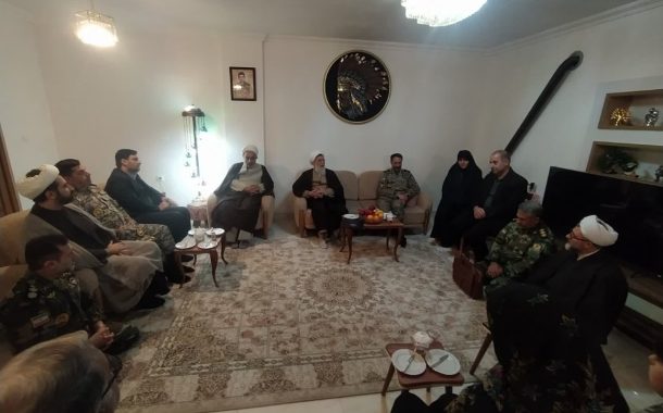 دیدار رئیس سازمان عقیدتی سیاسی ارتش با خانواده شهید حسین زاده